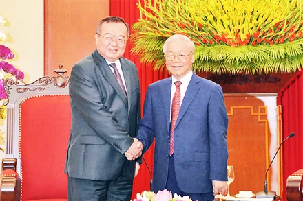 Tổng Bí thư Nguyễn Phú Trọng với Trưởng Ban Liên lạc Đối ngoại Trung ương Đảng Cộng sản Trung Quốc Lưu Kiến Siêu. (Ảnh VĂN HIẾU)