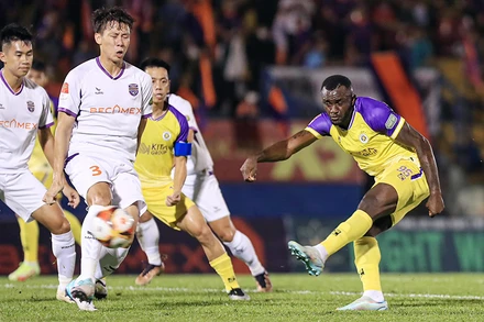 Pha tranh bóng giữa cầu thủ B.Bình Dương (áo trắng) và Hà Nội FC. (Ảnh HÀ NỘI FC)