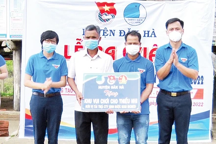 A Trung (thứ hai từ phải qua) tích cực trong phong trào thanh thiếu nhi của địa phương.