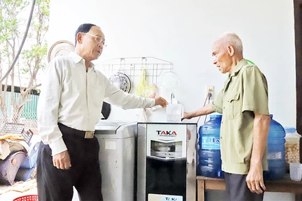 Do nguồn nước bị nhiễm phèn, vôi nên gia đình ông Lê Xuân Giang ở thôn 7, xã Ea Wer, huyện Buôn Đôn, tỉnh Đắk Lắk phải mua máy lọc nước.