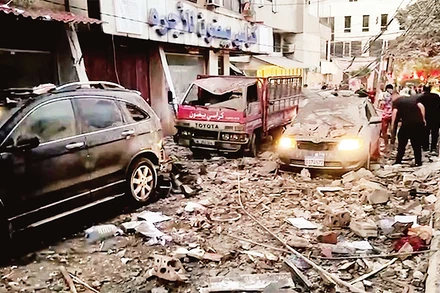Hiện trường vụ không kích ở ngoại ô thủ đô Beirut của Liban. (Ảnh REUTERS)