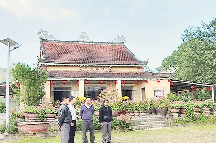 Cán bộ xã Hòa Sơn gặp gỡ, trao đổi với các chức sắc, tín đồ tôn giáo về giải pháp hỗ trợ người nghèo.