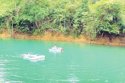 Du khách trải nghiệm các hoạt động dưới nước ở khu du lịch cắm trại xã Xuân Trạch, huyện Bố Trạch, tỉnh Quảng Bình.