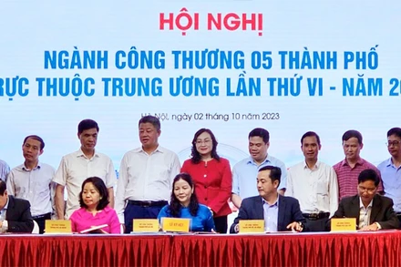 Lãnh đạo các Sở Công thương năm thành phố trực thuộc Trung ương ký kết biên bản hợp tác.
