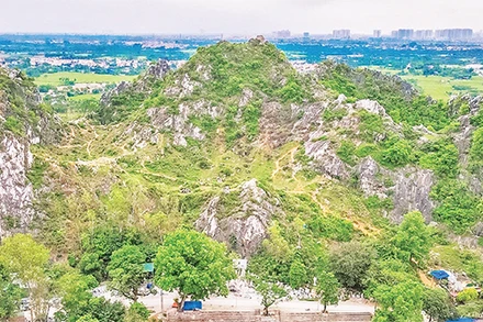 Nằm không xa trung tâm thành phố, núi Trầm là địa chỉ du lịch thu hút nhiều bạn trẻ.