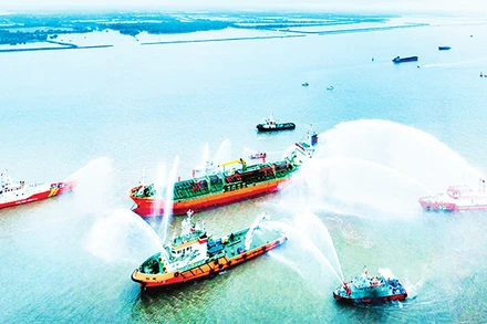 Lực lượng Cảnh sát phòng cháy, chữa cháy và cứu nạn, cứu hộ trên sông (Công an thành phố Hải Phòng) diễn tập chữa cháy, cứu nạn, cứu hộ trên khu vực biển Hải Phòng. (Ảnh ĐỨC NGHĨA)