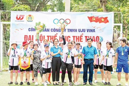 Đại diện Công đoàn Các khu công nghiệp tỉnh Vĩnh Phúc chúc mừng giải thể thao Công ty Uju Vina. 
