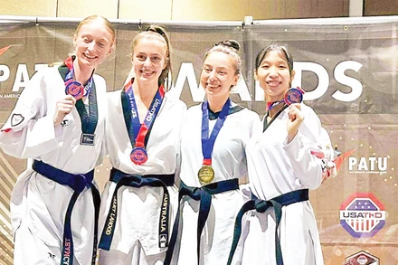 Vận động viên Trương Thị Kim Tuyền (bên phải) giành Huy chương bạc hạng 49 kg nữ tại Giải vô địch Taekwondo Mỹ mở rộng 2024. (Ảnh NGÀNH THỂ THAO VĨNH LONG CUNG CẤP)