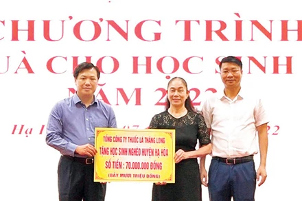 Ông Nguyễn Quang Huy, Bí thư Đảng ủy, Chủ tịch Hội đồng thành viên Công ty trao quà tặng học sinh nghèo huyện Hạ Hòa, tỉnh Phú Thọ. 