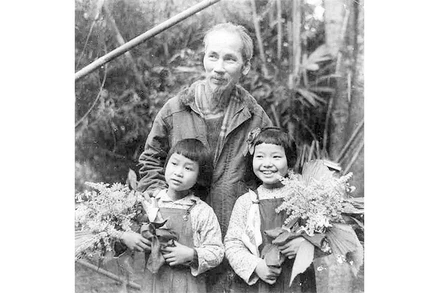 Bác Hồ và hai cháu Đặng Minh Châu và Vũ Thu Giang. Ảnh | TL 