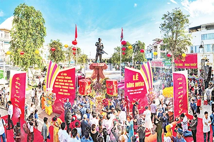 Đông đảo người dân về dâng hương tại lễ hội truyền thống tưởng niệm 155 năm ngày Anh hùng dân tộc Nguyễn Trung Trực hy sinh.