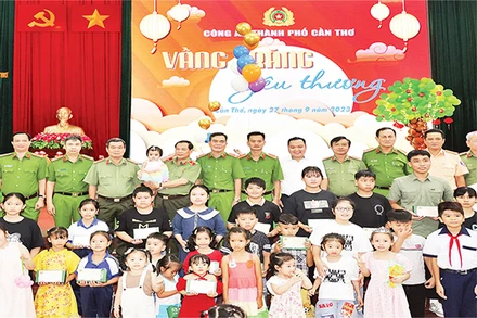Công an thành phố Cần Thơ tổ chức đón Trung thu cho trẻ mồ côi.