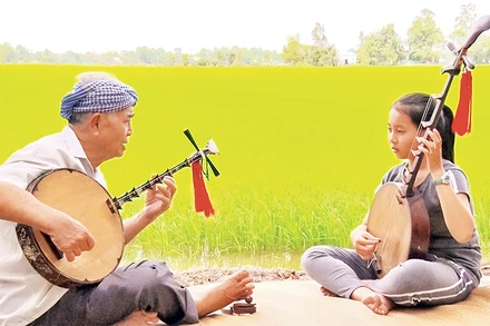 Nghệ nhân Đỗ Văn Trọng (thị xã Giá Rai) truyền nghề cho con cháu.