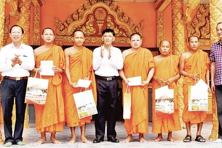 Lãnh đạo tỉnh Sóc Trăng thăm, chúc lễ Sen Dolta đại diện 5 điểm chùa ở huyện Long Phú. (Ảnh NGUYỄN PHONG)