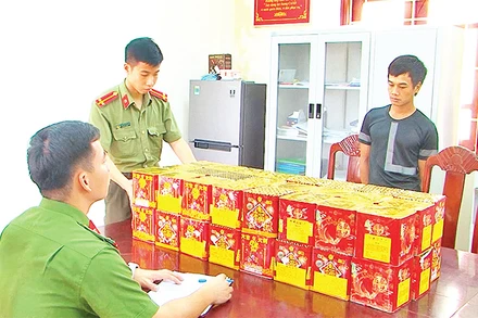 Công an huyện Cao Lộc (tỉnh Lạng Sơn) bắt giữ đối tượng vận chuyển thuê pháo nổ. 
