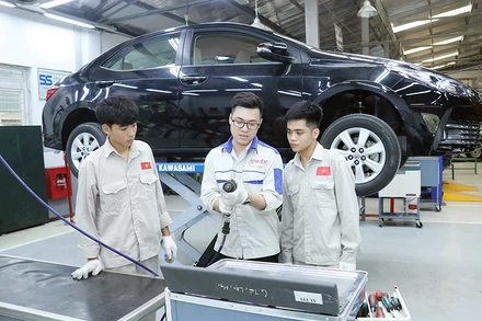 Sinh viên ngành Công nghệ ô-tô (Trường cao đẳng Cơ điện Hà Nội) trong giờ thực hành.