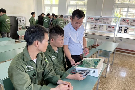 Thầy giáo Trường cao đẳng Nghề số 21 (Binh đoàn 15-Bộ Quốc phòng) hướng dẫn thực hành cho học viên lớp điện dân dụng.