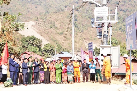 Các đồng chí lãnh đạo huyện Điện Biên và nhân dân bản Xa Cuông, xã Pa Thơm (huyện Điện Biên, tỉnh Điện Biên) vui mừng chứng kiến lễ đóng điện lưới quốc gia về bản Xa Cuông. 