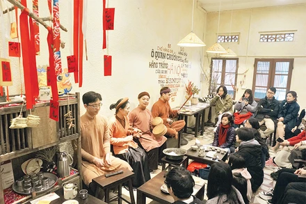 Khán giả tìm hiểu, thưởng thức hát xẩm qua sản phẩm trải nghiệm "Vẻ đẹp Đông Dương". 