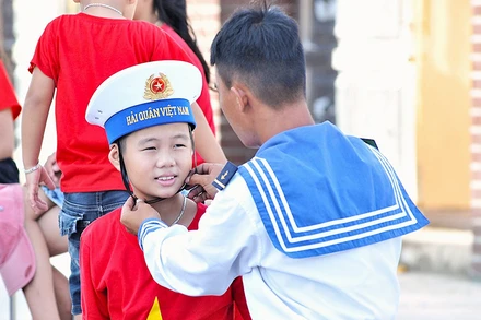 Đoàn viên lực lượng vũ trang và thiếu nhi huyện đảo Trường Sa (tỉnh Khánh Hòa).