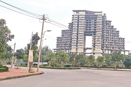 Khách sạn 19 tầng thuộc dự án khu du lịch sinh thái Sài Gòn-Bảo Ninh dang dở, bỏ hoang nhiều năm nay.