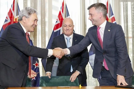 Lãnh đạo ba đảng tại lễ ký thỏa thuận thành lập chính phủ liên minh. (Ảnh AP)