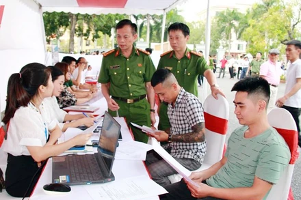 "Phiên chợ của tình người" do Công an tỉnh Thanh Hóa phối hợp Sở Lao động-Thương binh và Xã hội tỉnh, huyện Quảng Xương tổ chức. (Ảnh MẠNH CƯỜNG)