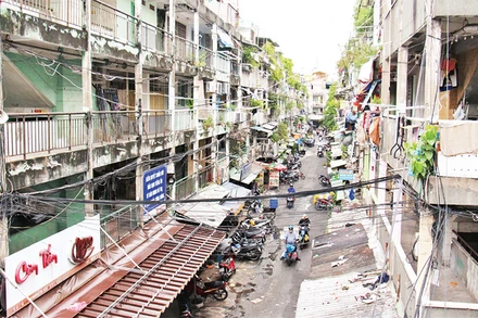 Chung cư Nguyễn Thiện Thuật (Quận 3) xây dựng cách đây 45 năm nay đã xuống cấp, tiềm ẩn nhiều nguy cơ về cháy nổ. (Ảnh THẾ ANH)