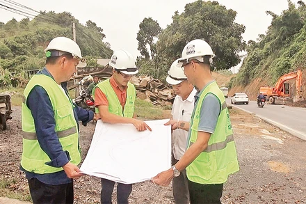 Trên công trường mở rộng dốc Cun ở thành phố Hòa Bình (Hòa Bình). 