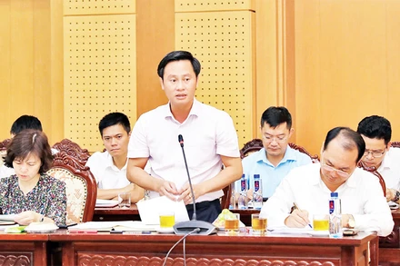 Phó Chủ tịch Ủy ban nhân dân huyện Đông Anh trao đổi ý kiến với Đoàn giám sát về thực tế tại địa phương.