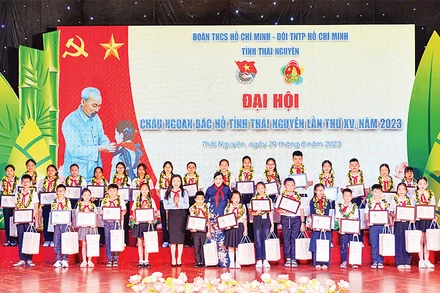 Các đại biểu Cháu ngoan Bác Hồ tỉnh Thái Nguyên lần thứ XV - năm 2023 được tuyên dương tại Đại hội. (Ảnh LĂNG KHOA)