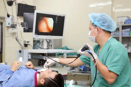 Bác sĩ Bệnh viện Hữu nghị Việt Đức kiểm tra, đánh giá lại cho người bệnh sau khi ghép khí quản và tạo hình thực quản.