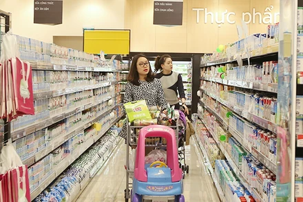 Công ty TNHH AEON Việt Nam sẽ mở thêm nhiều trung tâm thương mại tại Hà Nội từ nay đến năm 2030. Trong ảnh: Người tiêu dùng mua hàng tại Trung tâm thương mại AEON Mall Long Biên. (Ảnh MINH HÀ)