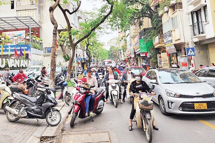 Tuyến phố Thụy Khuê (Hà Nội) thường xuyên tắc đường vào giờ cao điểm.