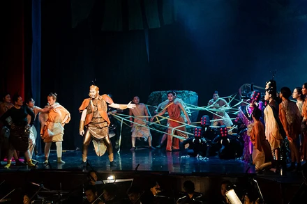 Cảnh trong vở nhạc kịch "Dế Mèn phiêu lưu ký".