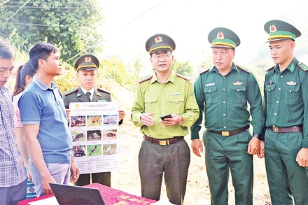 Cán bộ Chi cục Kiểm lâm, Bộ đội Biên phòng tỉnh Điện Biên tuyên truyền các biện pháp phòng, chống cháy rừng, bảo vệ rừng đến nhân dân bản Pa Thơm, bản Na Luông.