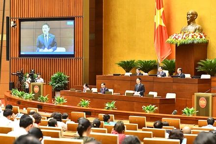 Bộ trưởng Tài chính Hồ Đức Phớc phát biểu giải trình, làm rõ một số vấn đề đại biểu Quốc hội nêu. (Ảnh ĐĂNG KHOA) 