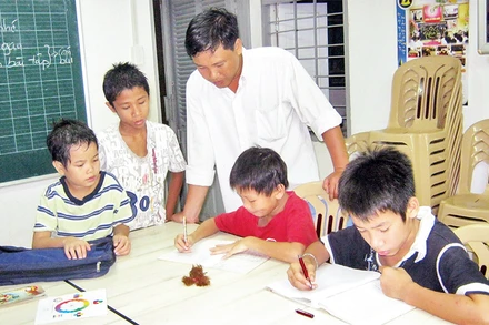 Ông Nguyễn Thiên Hải và các em ở Mái ấm Ánh Sáng.