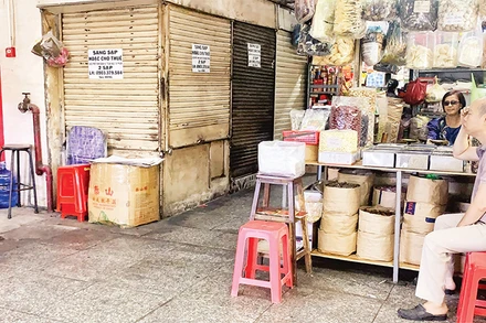 Một số sạp hàng tại chợ Bàn Cờ (Quận 3) nằm ở vị trí đắc địa nhưng vẫn rơi vào tình trạng vắng khách.