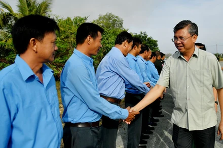 Phó Chủ tịch Ủy ban nhân dân tỉnh Kiên Giang Nguyễn Lưu Trung thăm, động viên cán bộ, chiến sĩ Đội K92 đang thực hiện nhiệm vụ ở Campuchia. 
