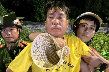 Công an bắt đối tượng Hòa. (Ảnh: Công an Kiên Giang cung cấp) 