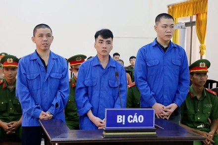 Bị cáo Nguyễn Triều Giang (giữa), Nguyễn Tiến Thành (bìa phải) và Trình Vũ Tuấn tại phiên tòa. 