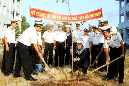 Cán bộ, chiến sĩ Trung đoàn 551, Vùng 5 Hải quân hưởng ứng “Tết trồng cây đời đời nhớ ơn Bác Hồ”.