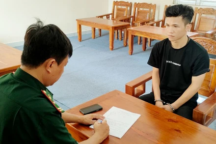 Lực lượng Biên phòng lấy lời khai của đối tượng Phạm Văn Trưởng. 