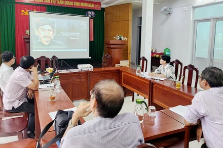 Đại biểu và phóng viên các cơ quan báo chí xem đoạn giới thiệu trưng bày hình ảnh, tư liệu về lịch sử hình thành và phát triển của tỉnh Kiên Giang. 