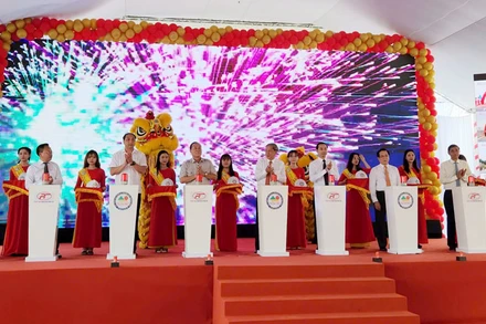 Đại biểu thực hiện nghi thức khởi công Dự án đầu tư xây dựng cầu Giải phóng 9. 