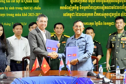 Phó Chủ tịch Ủy ban nhân dân tỉnh Kiên Giang Nguyễn Lưu Trung ký tiếp nhận 10 bộ hài cốt liệt sĩ hy sinh ở Campuchia.