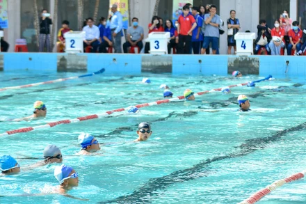 Trẻ em trình diễn bơi sau lễ khai mạc hè tỉnh Kiên Giang năm 2023.