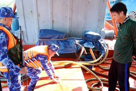 Lực lượng Cảnh sát biển niêm phong hàng hóa vi phạm. 