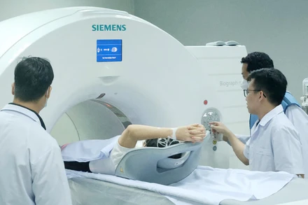 Các bác sĩ thực hiện kỹ thuật PET-CT cho bệnh nhân.